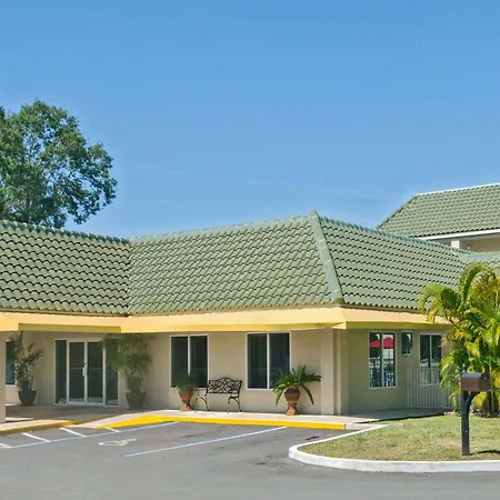 Days Inn By Wyndham Port Charlotte Town Center-2