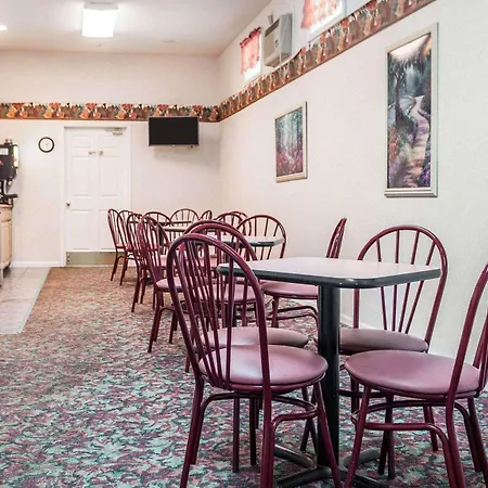 Econo Lodge-2