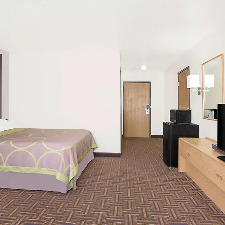 Super 8 By Wyndham Bloomfield-2
