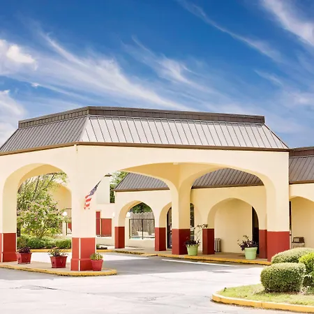 Days Inn & Suites By Wyndham Starkville-3