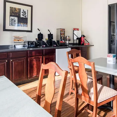 Econo Lodge Inn & Suites Conference Center Dublin-3