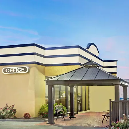 Days Inn By Wyndham Norfolk Military Circle-2