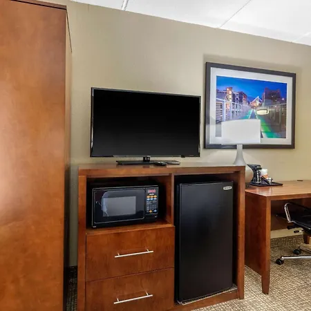Comfort Inn & Suites Hamilton Place-2