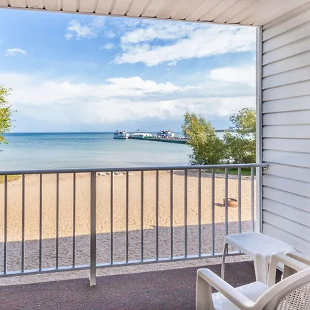 Ramada By Wyndham Mackinaw City Waterfront-2