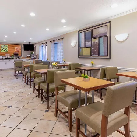 La Quinta By Wyndham Chicago Gurnee-3