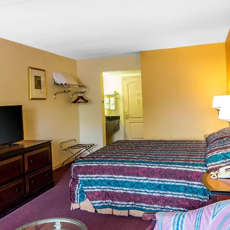 Econo Lodge At Six Flags-2