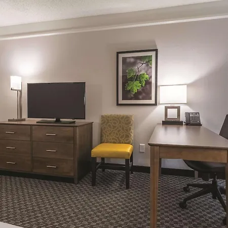 La Quinta By Wyndham Alexandria Airport-2