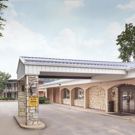 Days Inn By Wyndham Dubuque-3