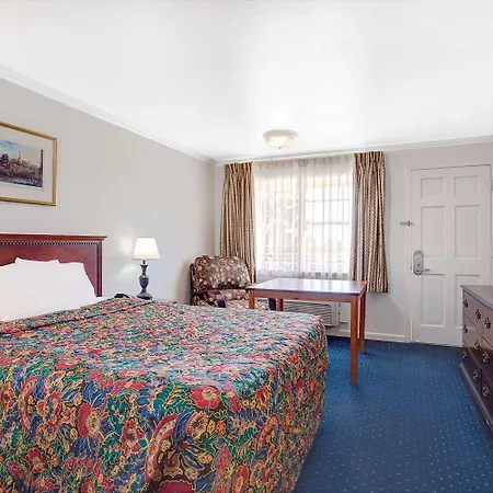 Days Inn By Wyndham Everett-2