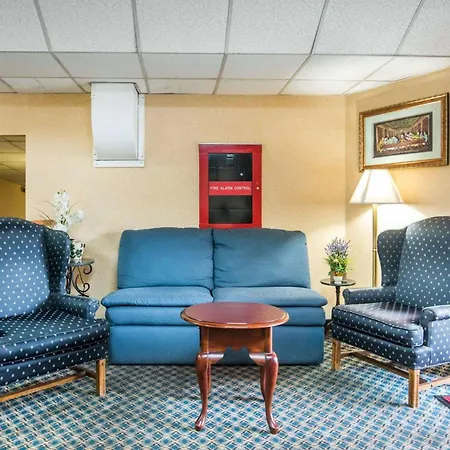 Econo Lodge Manchester-3
