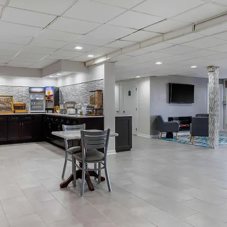 Econo Lodge At The University-3