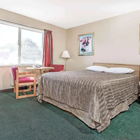 Travelodge By Wyndham La Grande-2