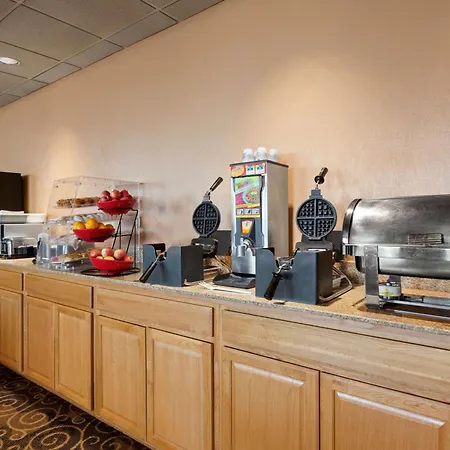 Ramada By Wyndham Bismarck-3