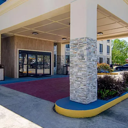 Quality Inn & Suites Near Tanger Outlet Mall-2