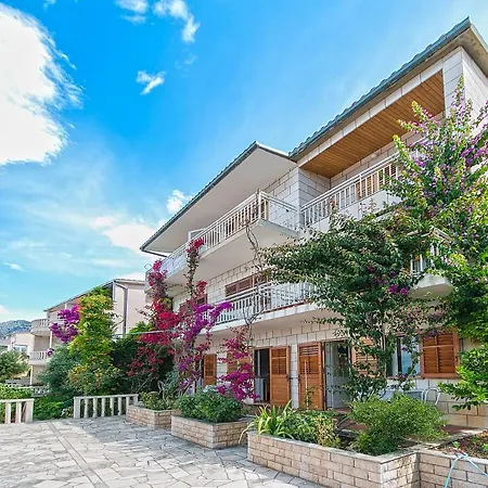 Apartments And Rooms By The Sea Brela, Makarska - 2752-3