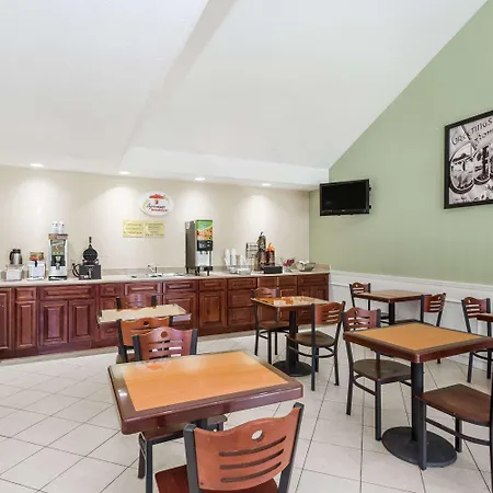 Super 8 By Wyndham Statesboro-2