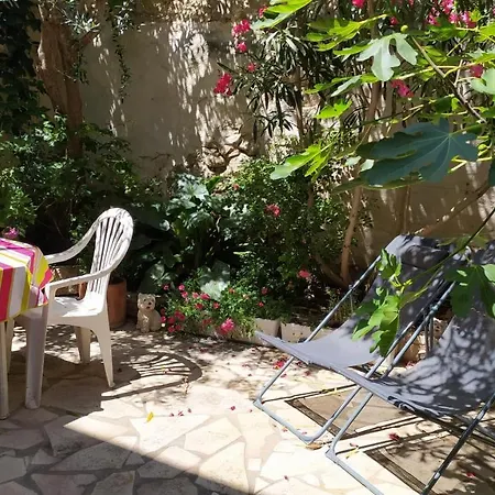 Chambres d'hôtes indépendantes au rez-de-chaussée d'une maison provençale dont une avec cour intérieure-3