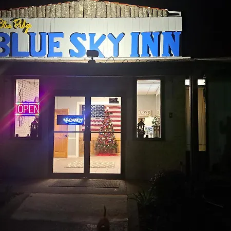 Blue Sky Inn: Pet-Friendly Oasis with Renovated Rooms-3