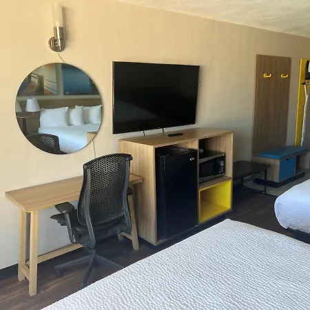 Days Inn By Wyndham St. Petersburg Central-3