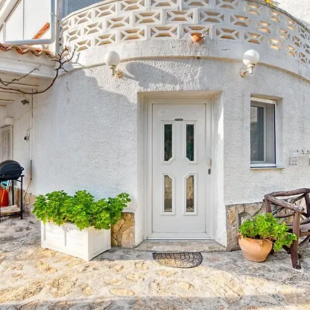 Room In Apartment - Apartments With Views Pool Barbecue Wifi-3
