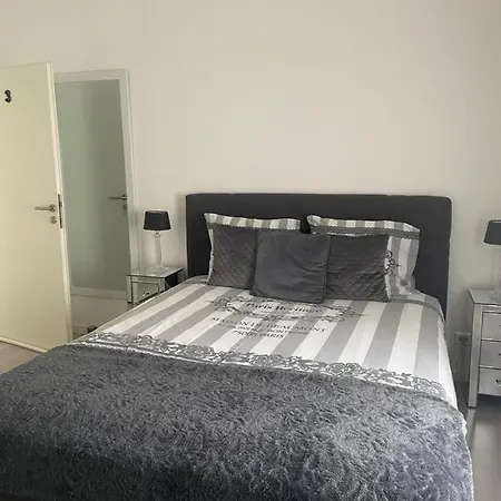 EXECUTIVE DOUBLE ROOM WITH EN-SUITE in GUEST HOUSE RUE TREVIRES R3-2