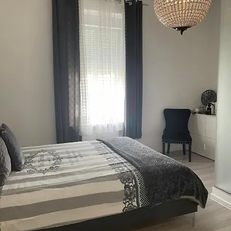 EXECUTIVE DOUBLE ROOM WITH EN-SUITE in GUEST HOUSE RUE TREVIRES R3-3
