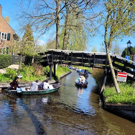 B&B Villa Giethoorn - Canalview, Privacy & Parking-3