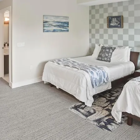 Upscale Resort Villa In The Heart Of Miami-3