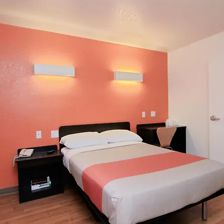 Motel 6 Old Town Scottsdale Fashion Square-3