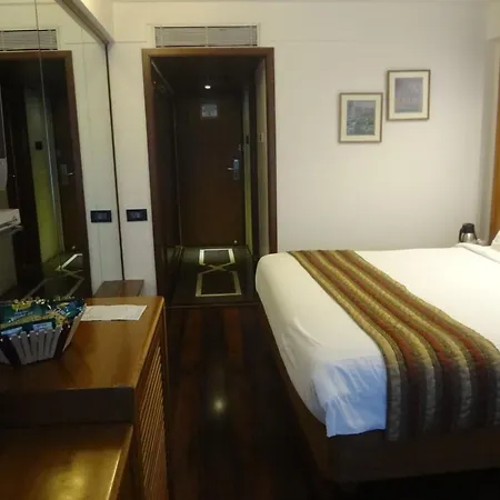 Hotel Midtown Pritam-2