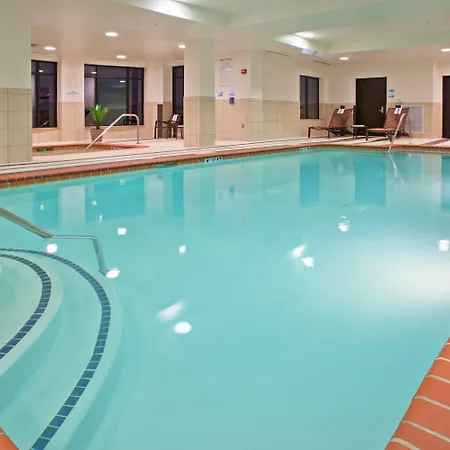 Holiday Inn Express & Suites Columbus/Edinburgh-2
