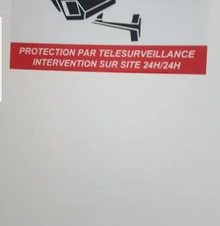 Private room near airport 5 min train 3 min&tram on site, beach 7 min, 2 showers&2 toilets , Chambres privatives proche aéroport 5 min train 3 min et tramway sur place, plage 7 min, 2 douches et 2 wc-2