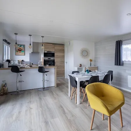 Chalet neuf pour 8 dans une résidence avec piscine-3