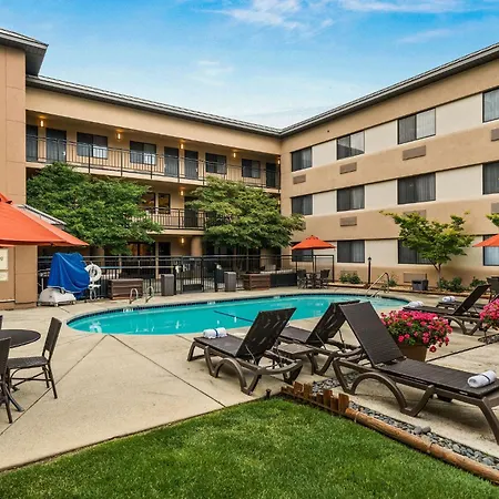 Oxford Suites Redding-3