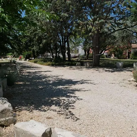 MAS MAURANE-Roulotte avec SPA privé aux portes d'ARLES-3
