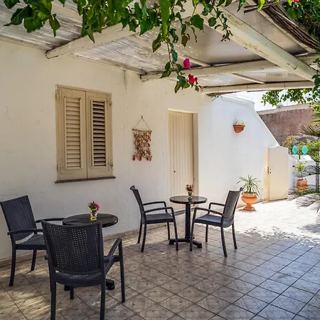 Stromboli Central Family Apartment - 3 Double Rooms-2