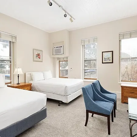 Independence Square 213, Spacious Hotel Room With 2 Queen Beds, Wet Bar, And Sitting Area-3