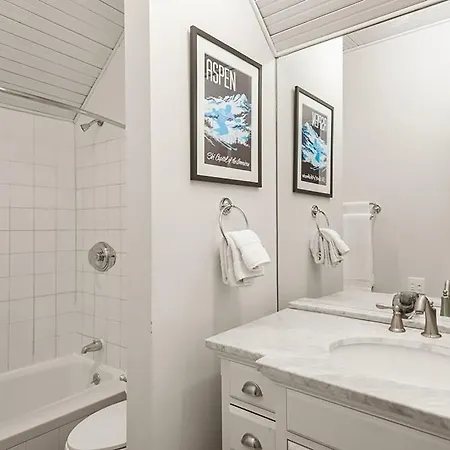 Independence Square 211, Chic Hotel Room With Mountain Views, A/C, & Rooftop Hot Tub-3