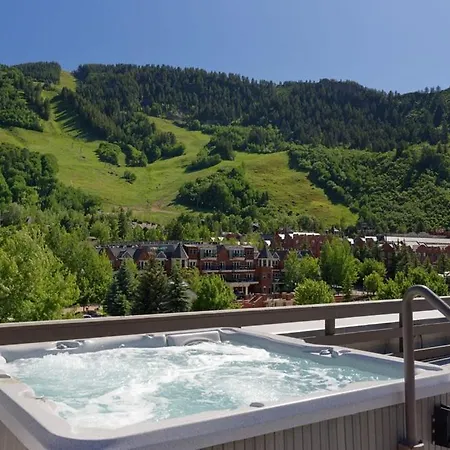 Independence Square 304, Stylish Hotel Room With Downtown Views & Great Location-2