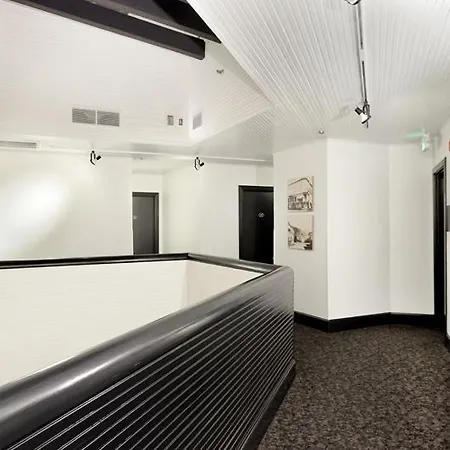 Independence Square 308, Top Floor Hotel Room With Ideal Downtown Location-3