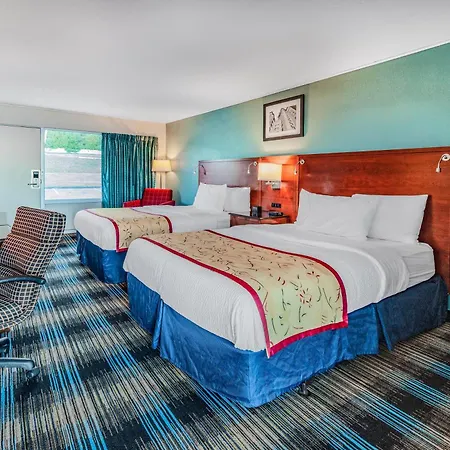 Days Inn & Suites By Wyndham St. Ignace Lakefront-3