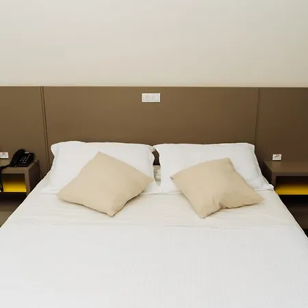 Cris Hotel-3