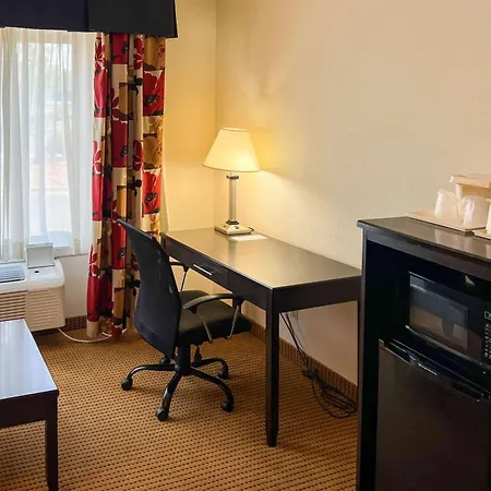 Quality Inn & Suites Farmington-3