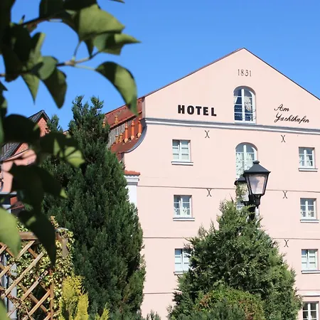 Hotel Am Yachthafen-3
