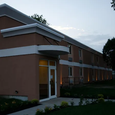 Aashram Hotel By Niagara River-2