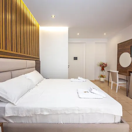 Hotel New Crystal With Private Beach-2