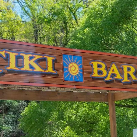 Geneva Hotel & Tiki Bar-3