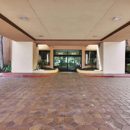 Ramada By Wyndham Jacksonville I-95 By Butler Blvd-3