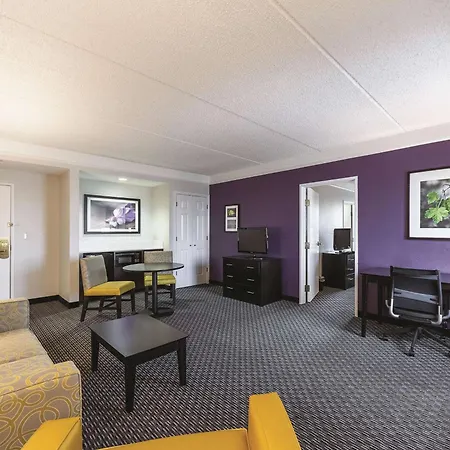 La Quinta Inn & Suites By Wyndham San Antonio Downtown-3
