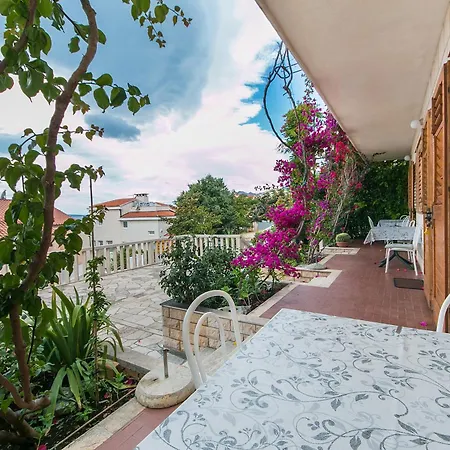 Apartments And Rooms By The Sea Brela, Makarska - 2752-2